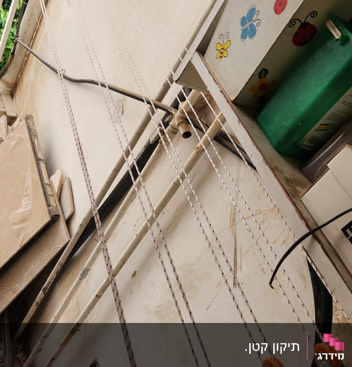 חבלים ומערכת גלגלות על קיר חיצוני